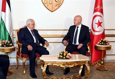 President Mahmoud Abbas briefs his Tunisian counterpart on latest developments in Palestine