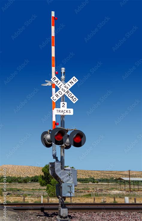 Railroad Crossing Signal Lights in the Country 素材庫相片 | Adobe Stock