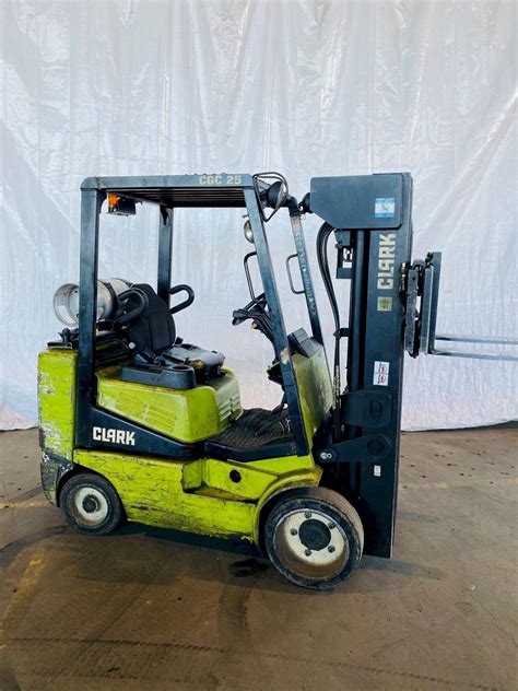 4,000 LB. CLARK MODEL CGC25 PROPANE FORKLIFT. STOCK # 0105221 | G-2000 Inc.