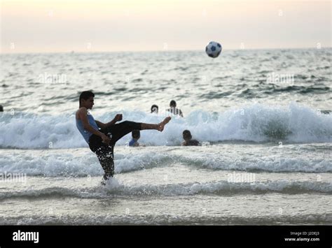 Gaza City, The Gaza Strip, Palestine. 27th Apr, 2017. Palestinians ...