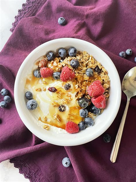 Greek Yogurt and Granola - 5-minute breakfast! - Easy Breakfast Ideas