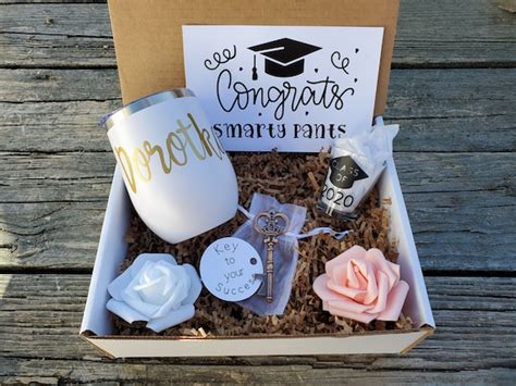 College Graduation Gifts / 14 Classic Gift Ideas For College Graduation ...