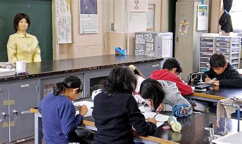 Japanese School 'Hires' World's First Robot Teacher | REALITYPOD