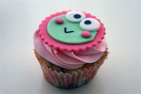 kero keroppi cupcake! - a photo on Flickriver | Rose cupcakes, Cupcake cakes, Food