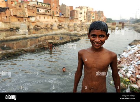 Kinder schwimmen schmutziges Wasser in Indiens Hauptstadt Neu-Delhi ...