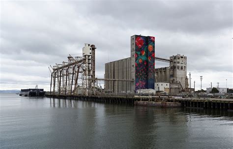 Abandoned grain silos at Pier 90 : sanfrancisco