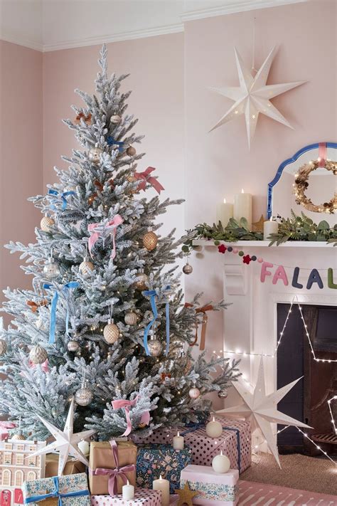 How to Decorate a Snowy Christmas Tree (6 Key Trends)