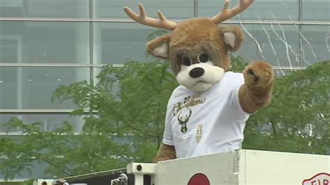 Milwaukee Bucks championship parade; fans turn out by thousands | FOX6 ...