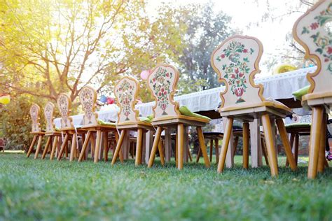 Garden Chairs leaning on Wooden Tables at an Outdoor Space of a Cafe - Creative Commons Bilder