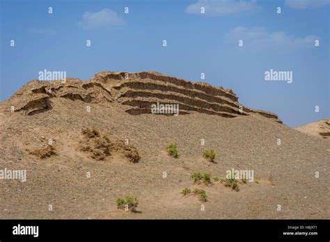 Chinese great wall in Gobi desert, Dunhuang, China Stock Photo - Alamy