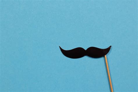 Paper mustache on blue background - Creative Commons Bilder