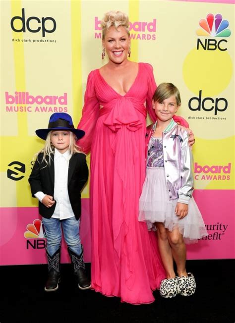 Pink with her two children at the reception of the Icon Award, she delighted with the ...