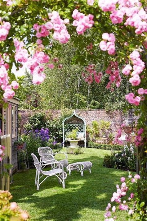 35 Beautiful Romantic Garden Ideas That Make Will Love | Housetodecor.com