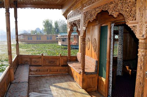 Choosing the Best Srinagar Houseboat: What to Consider