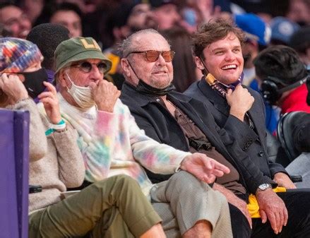 Jack Nicholson Hugs LeBron James At Lakers Game: Rare Photos – Hollywood Life