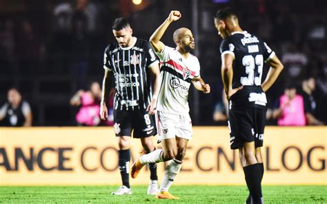 Com brilho de Lucas, São Paulo domina Corinthians e chega à final da Copa do Brasil - Placar