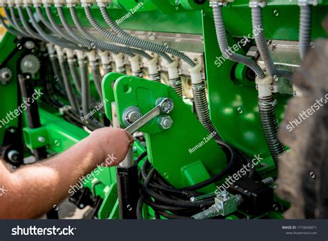 939 Maintenance Repair Agricultural Machinery Images, Stock Photos & Vectors | Shutterstock