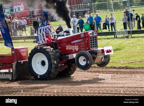 Tractor competition hi-res stock photography and images - Alamy