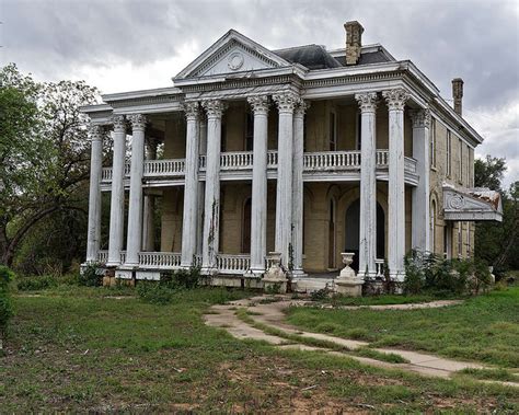 16 creepy abandoned homes in Texas