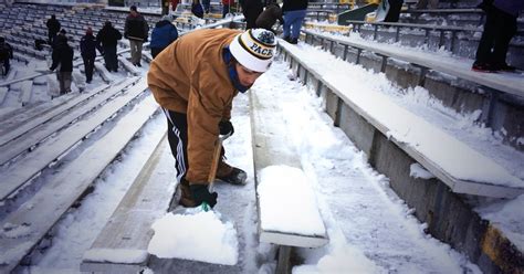 400 Packers fans shoveled snow at Lambeau Field in Green Bay on Saturday