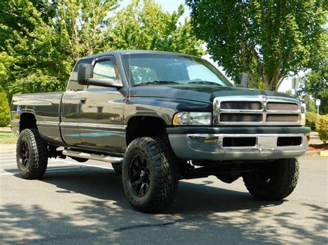 2002 Dodge Ram 2500 4X4 5.9L CUMMINS DIESEL / 5-SPEED MANUAL / LIFTED