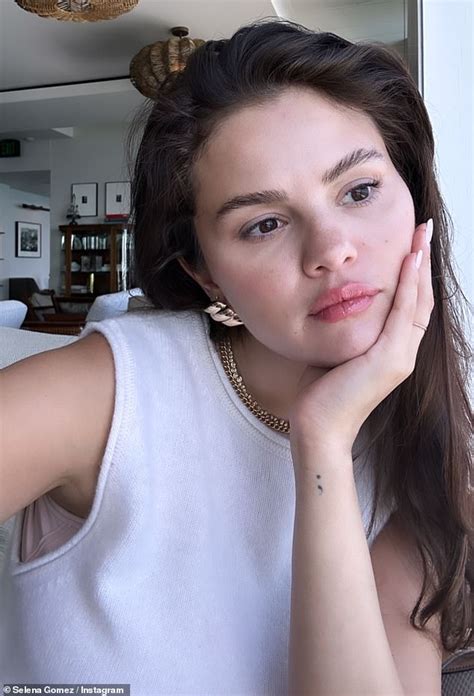 Selena Gomez, 31, looks radiant as she wears almost no makeup while ...