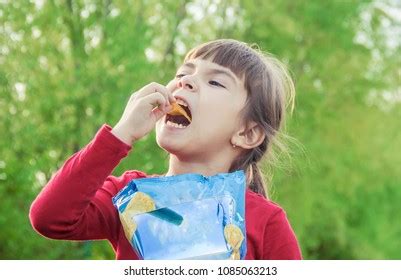 7,068 Kids Eating Chips Images, Stock Photos & Vectors | Shutterstock