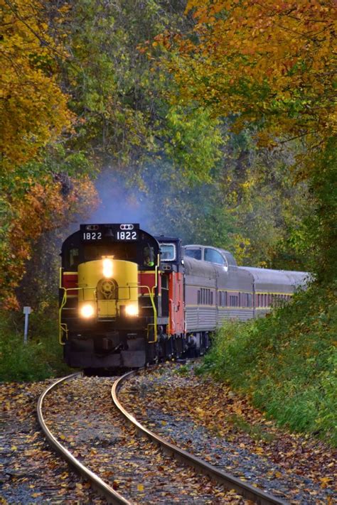 8 Best Fall Foliage Train Rides - Fall Leaf Peeping Train Tours