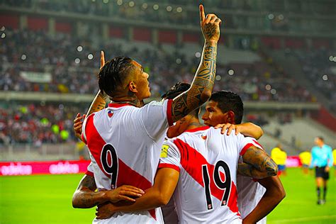 Perú da lecciones de buen fútbol a Ecuador - El Especial