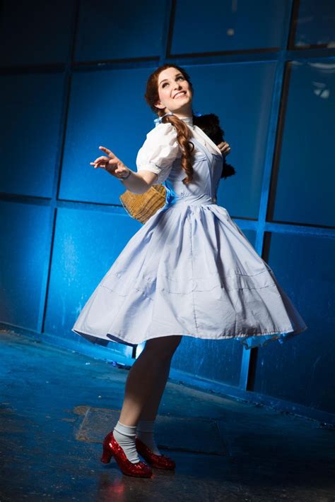 We are off to see the wizard!! Dorothy #cosplay by Usagitxo | Dorothy wizard of oz, Indian ...