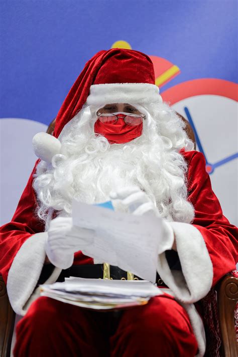 'Santa' Poses With 50 Children & Tests Positive for COVID-19