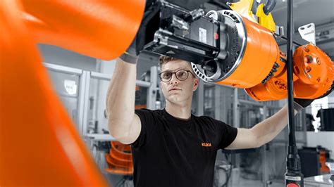 Refurbishment, retrofitting & optimization of robot systems | KUKA AG