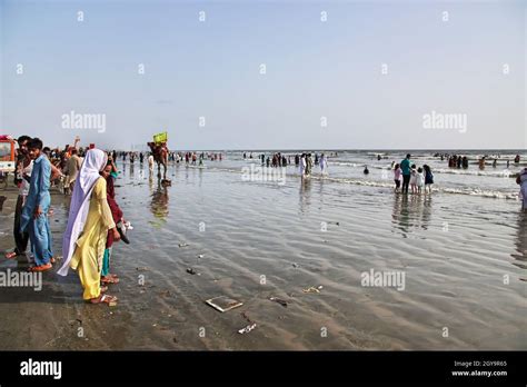 Lifestyle in Clifton Beach in Karachi, Pakistan Stock Photo - Alamy