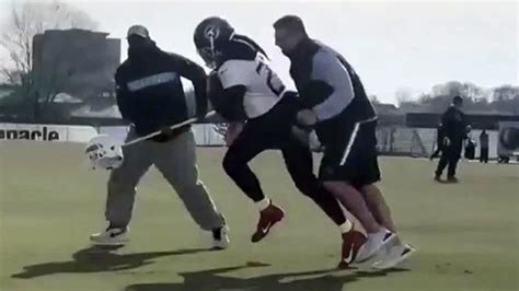 Derrick Henry's stiff arm destroys dummy at Titans practice