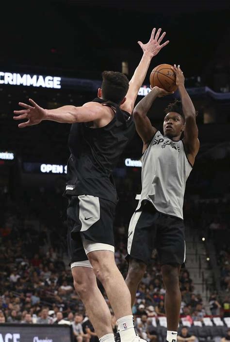 Spurs' Walker injured late against Pistons - San Antonio Express-News