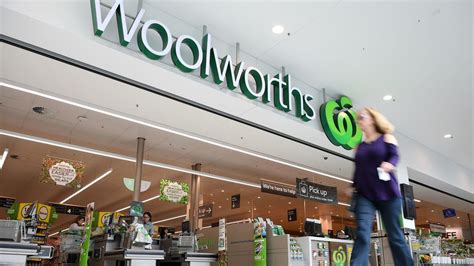 Woolworths reducing its hours across more stores to focus on ‘priority customers’ | 7NEWS