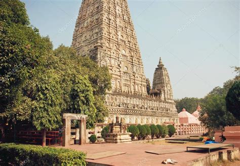 Famous 3rd century BC buddhist Mahabodhi Temple - Great Awakening - in Bodhgaya, India — Stock ...