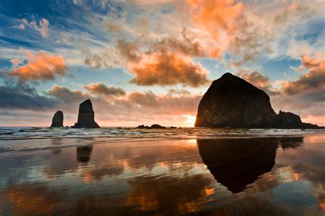 Haystack Rock at sunset Cannon Beach Oregon – Viaggiatore.net