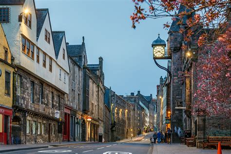 The Royal Mile in Edinburgh - The Busiest Street in Edinburgh's Old Town – Go Guides