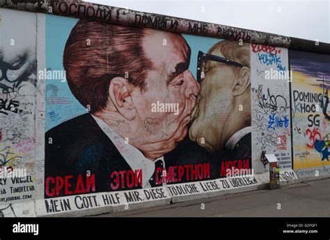 Berlin wall graffiti, East Side Gallery, The Kiss Stock Photo - Alamy