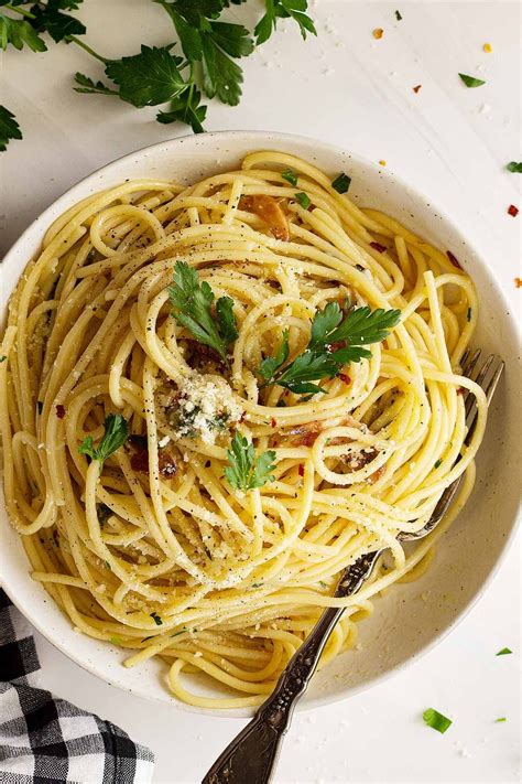 Spaghetti Aglio e Olio | Recipe | Aglio e olio recipe, Olio recipe, Pasta dishes