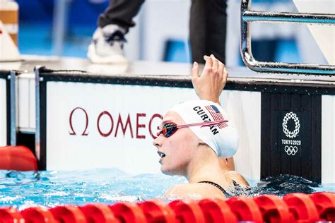 Claire Curzan Breaks American, World Junior Records in 50 Fly