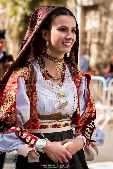 Traditional Italian Outfit for Women