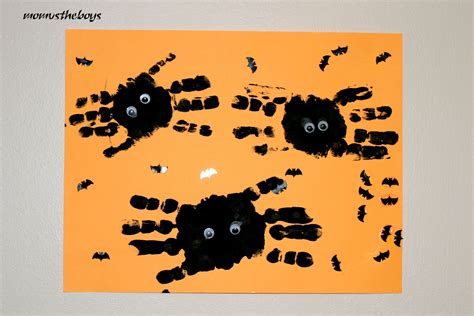 Halloween handprint spider craft for toddlers and preschoolers