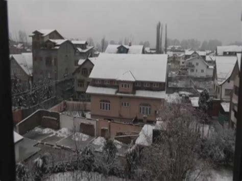 Fresh snowfall in higher reaches of Kashmir Valley | Zee Business