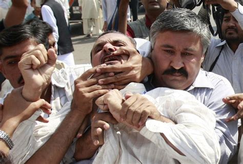 Pakistan cops block opposition protest march