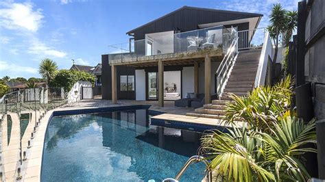 Chic resort living - 184 Clovelly Road, Bucklands Beach | Bayleys Real Estate Ltd