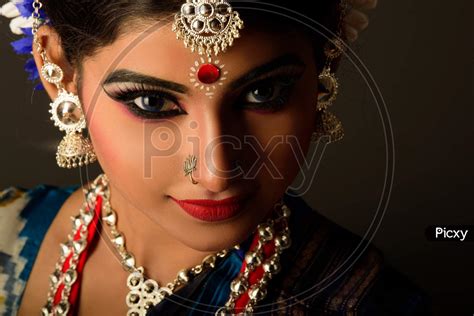 Kathak Dance Face Makeup | Saubhaya Makeup