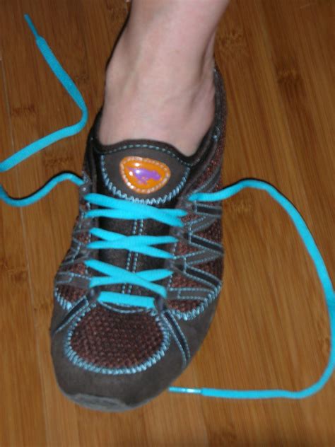 Single-Handed Solutions: How Do You Do... Shoe-tying?