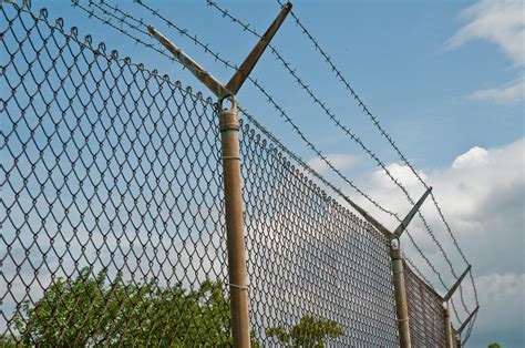 3 ways perimeter fencing will deter thieves - Brunel Security